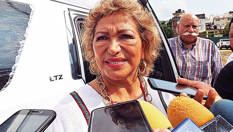 Da Adela bienvenida a AMLO; le responden con reclamos por agua, contaminación, basura, baches…