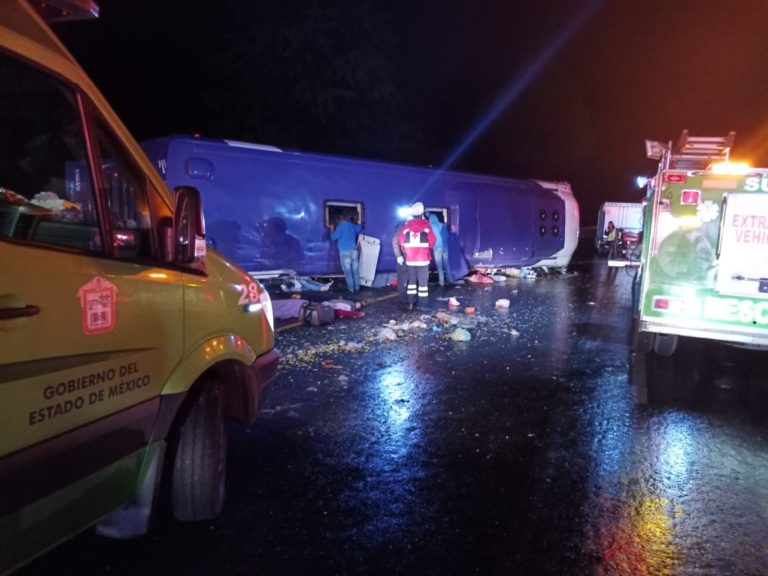Autobús que salió de Acapulco vuelca en Toluca: 10 muertos y 25 heridos