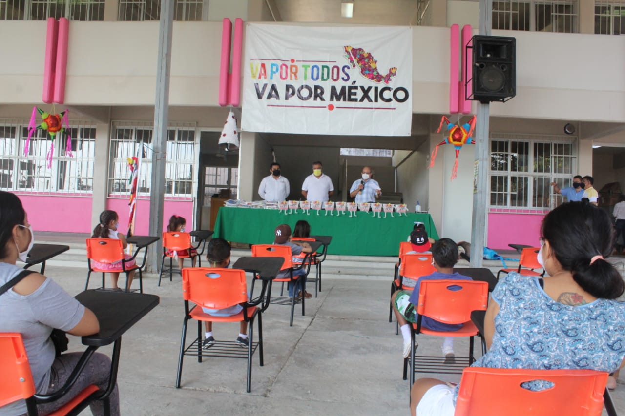 Acompaña Víctor Aguirre a la A.C «Va por todos, Va por México» en la entrega de útiles escolares y juguetes a alumnos de primaria