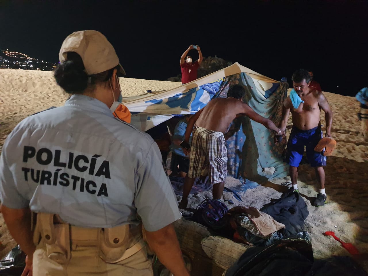 Retiran «paracaidistas» de playa El Morro en Acapulco