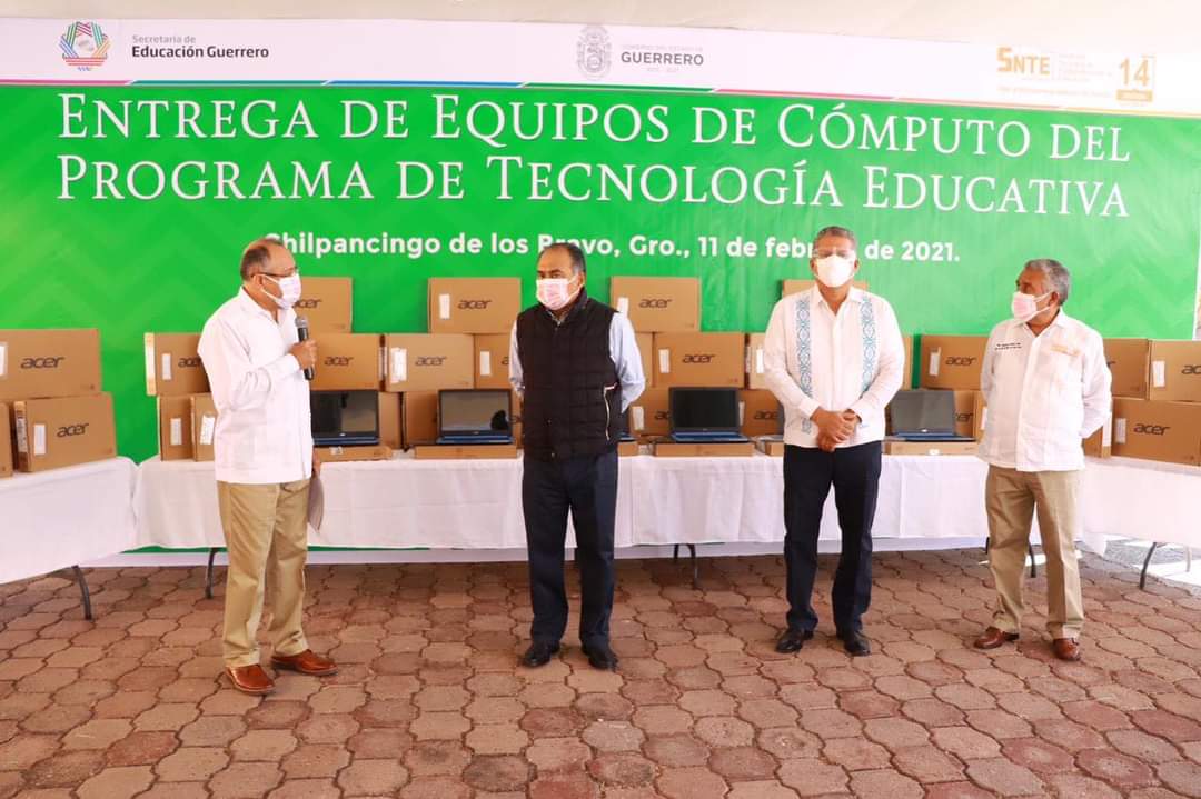 Entrega Astudillo más de 400 computadora a docentes