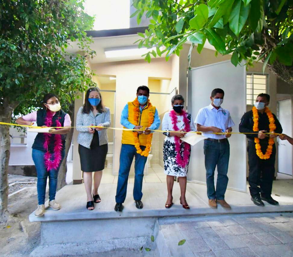 Inaugura Gaspar remodelación de sanitarios y un tanque de agua en escuela primaria