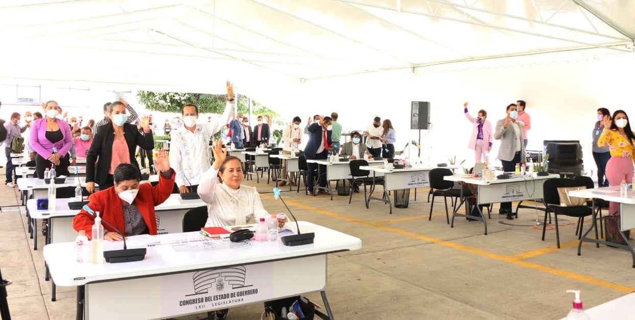 Despide Congreso a 40 trabajadores; varios analizan demandar