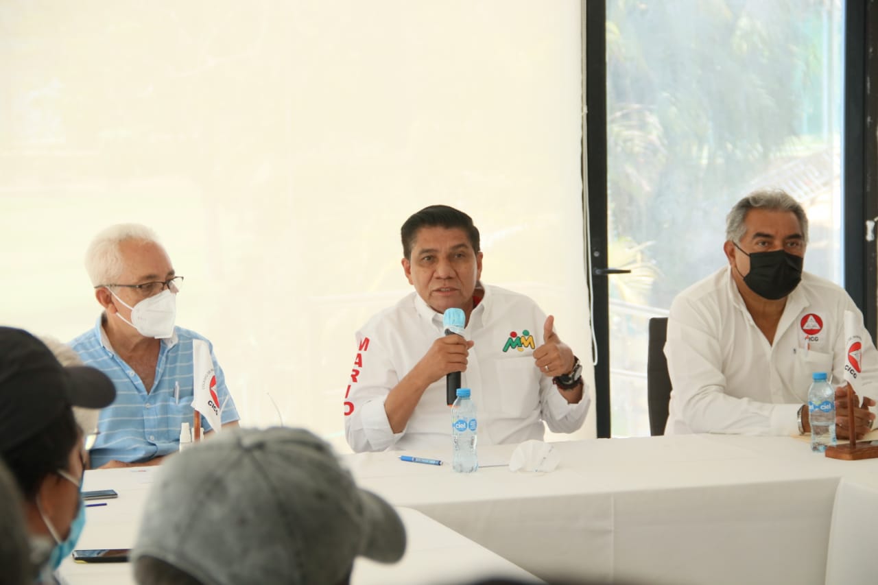 Obra pública será para locales, se compromete Mario con constructores