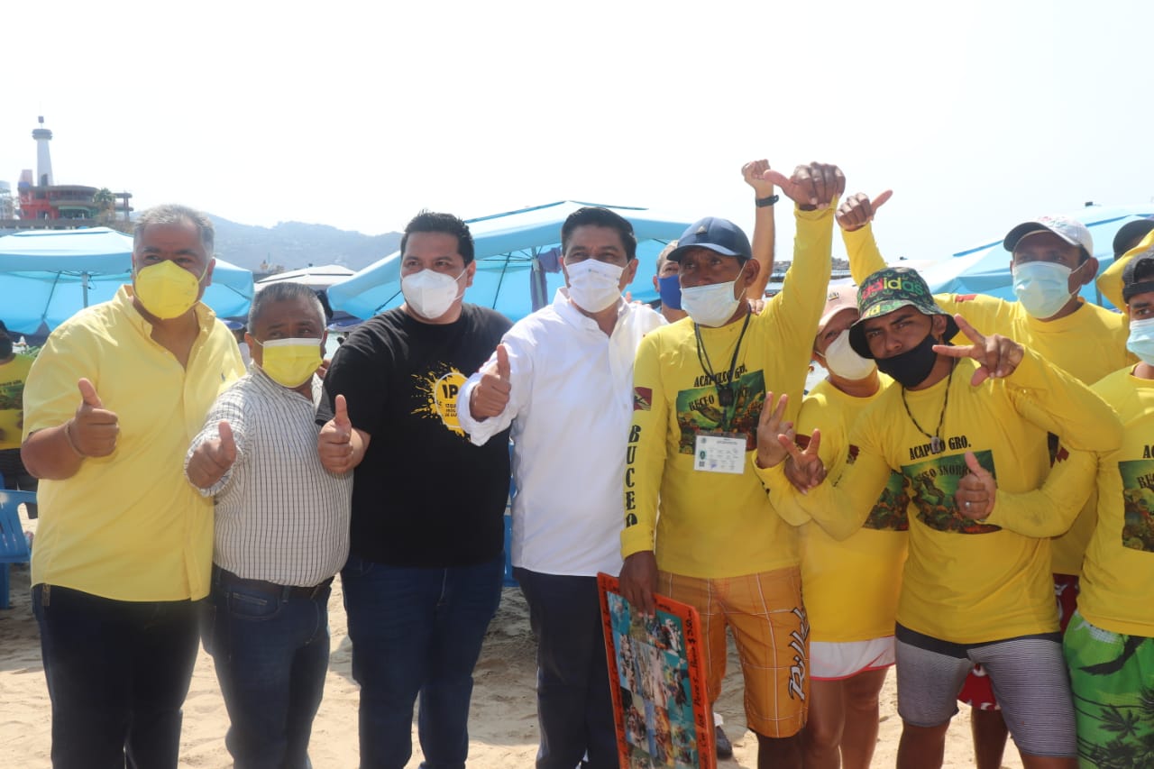 Vamos por el saneamiento de la bahía y la certificación de playas, acuerda Mario con prestadores de servicios