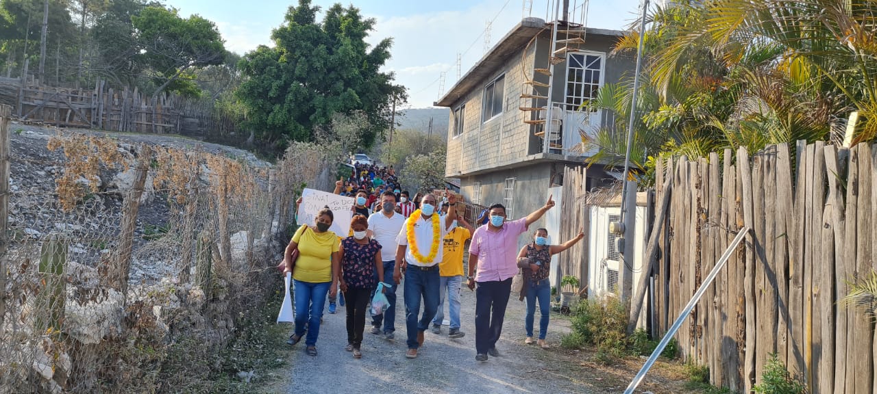 Colonos de Chilpancingo comprometen voto para Fer Calixto