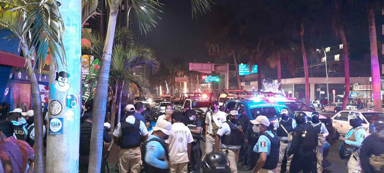Acapulco: Clausuran bares, taquería y dispersan fiesta en playa…