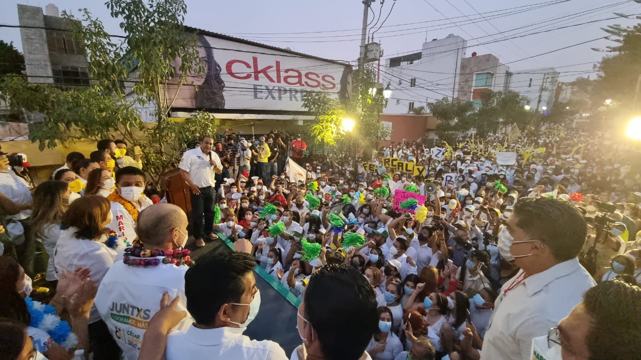 Arropado por chilpancingueños, inicia campaña a diputado Fer Calixto