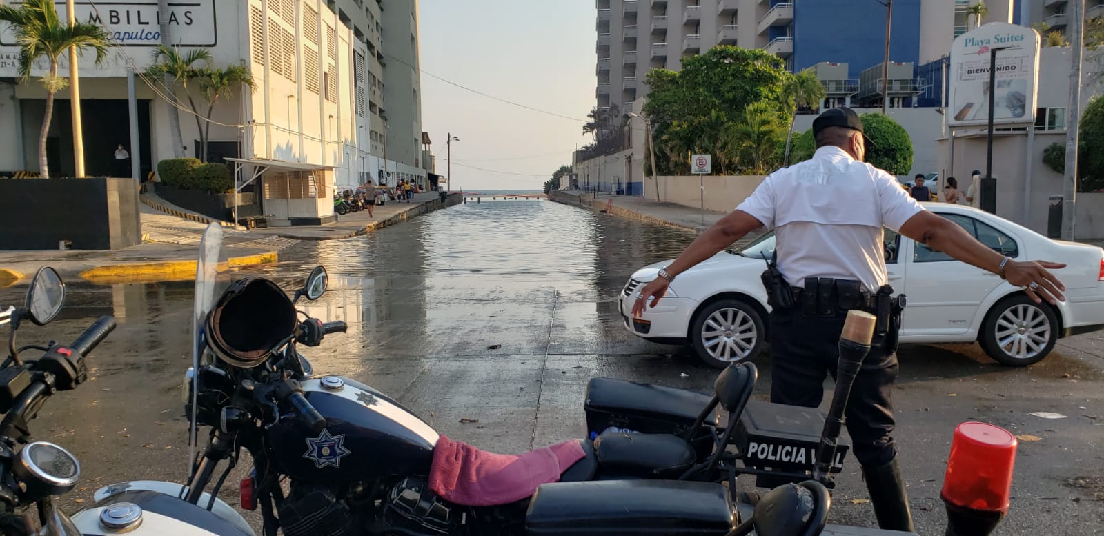 Despliega Policia Vial de Acapulco operativo por inundación de calle tras alto oleaje
