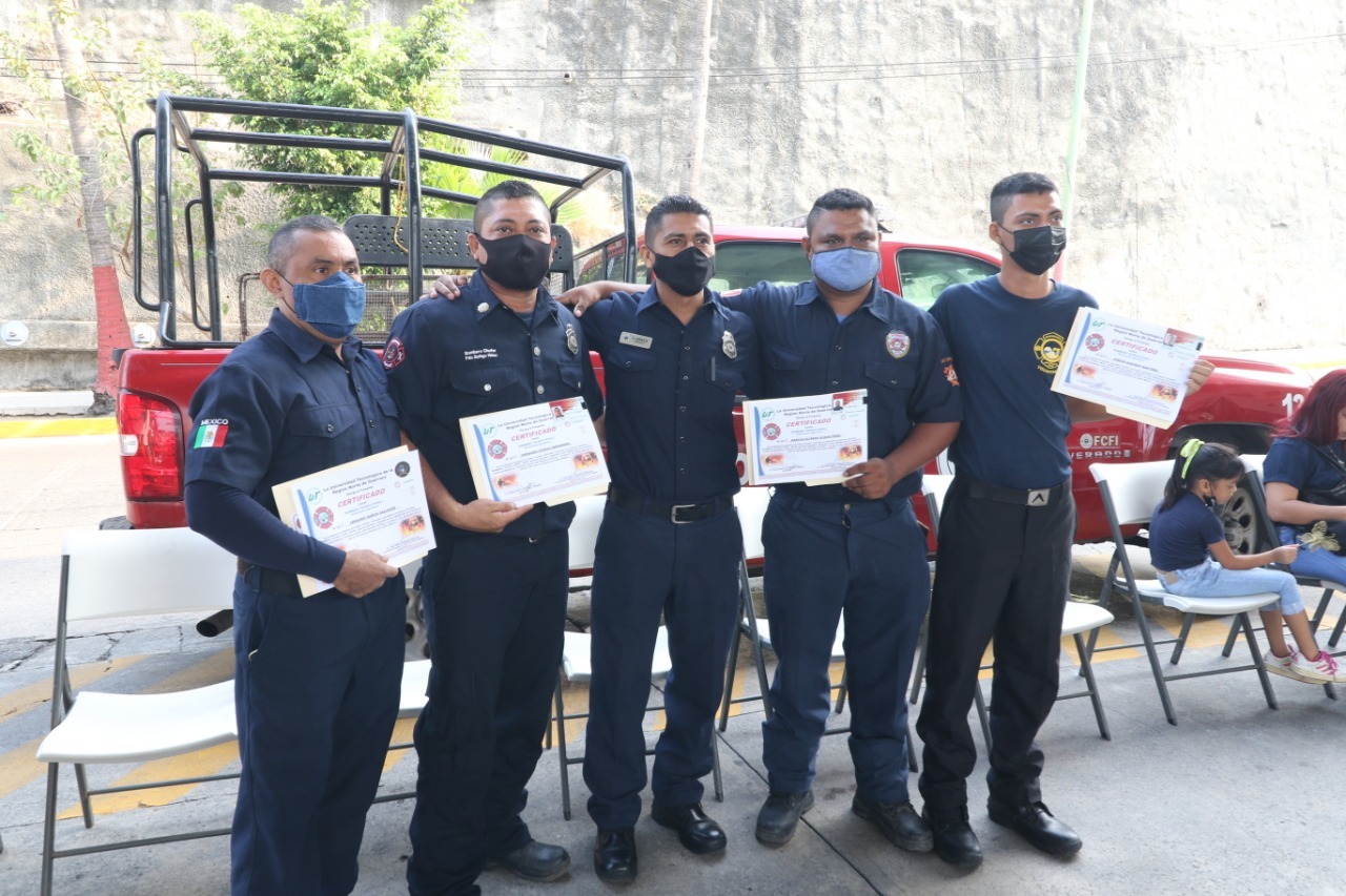 Certifica Gobierno de Acapulco a 28 bomberos del municipio