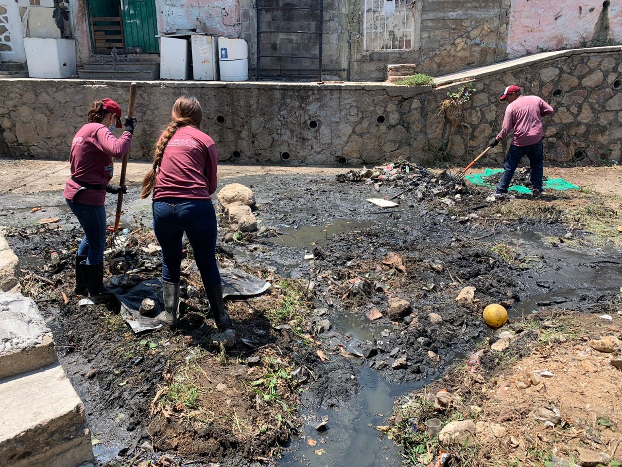 Desazolvan canales pluviales y espacios públicos de Acapulco