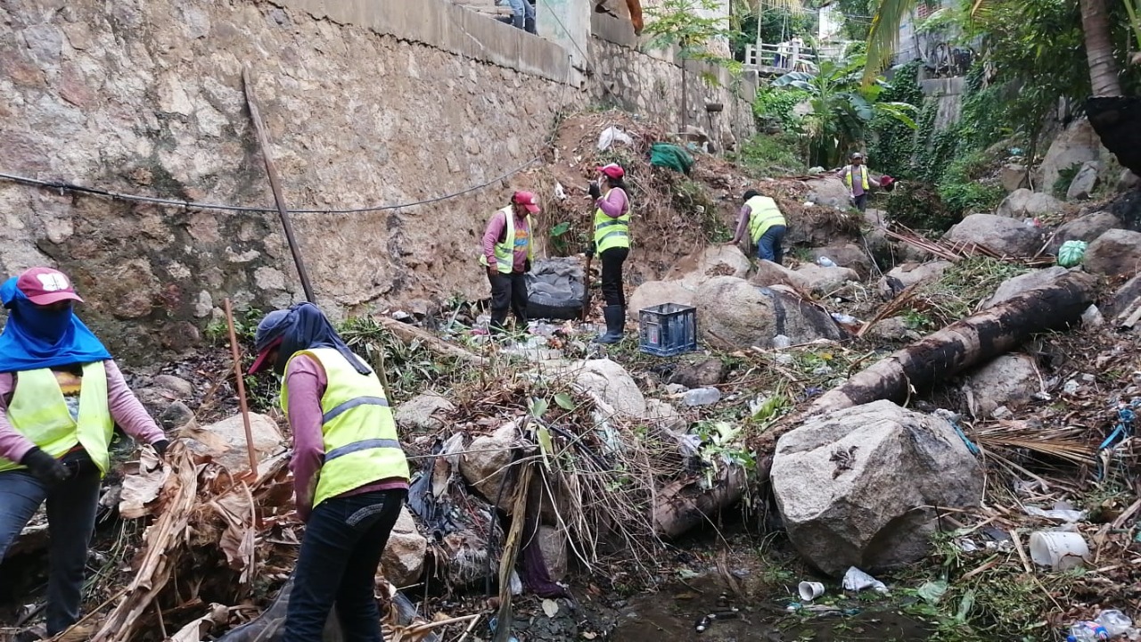Refuerzan brigadas de limpieza en canales pluviales de Acapulco