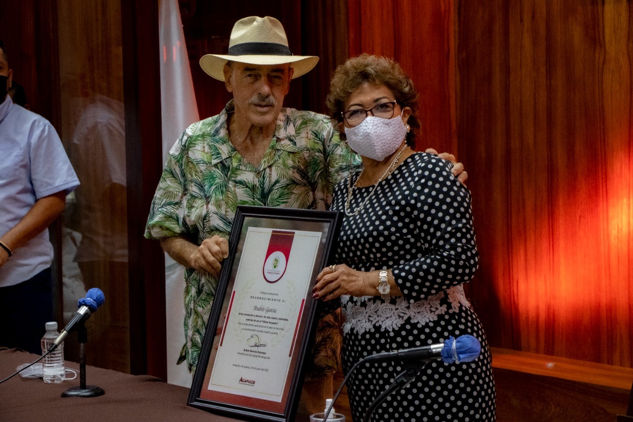 Entrega Adela Román reconocimiento al actor Andrés García