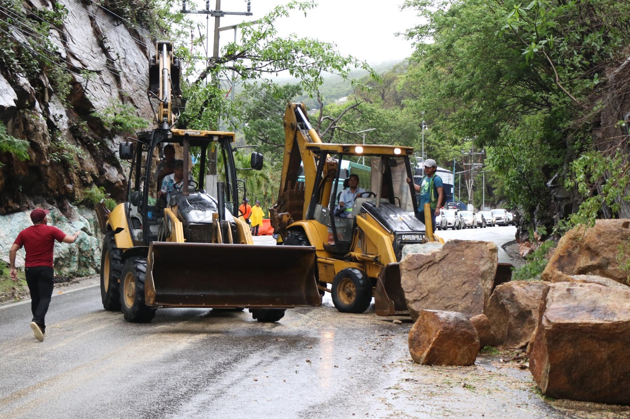 Acapulco: Retiran piedras y lodo que cayó en la avenida Escenica