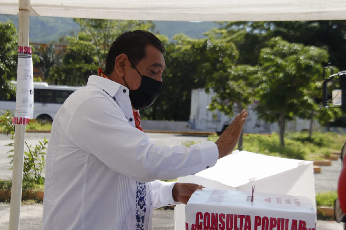 Acusa Félix «graves irregularidades» en la organización de la consulta popular