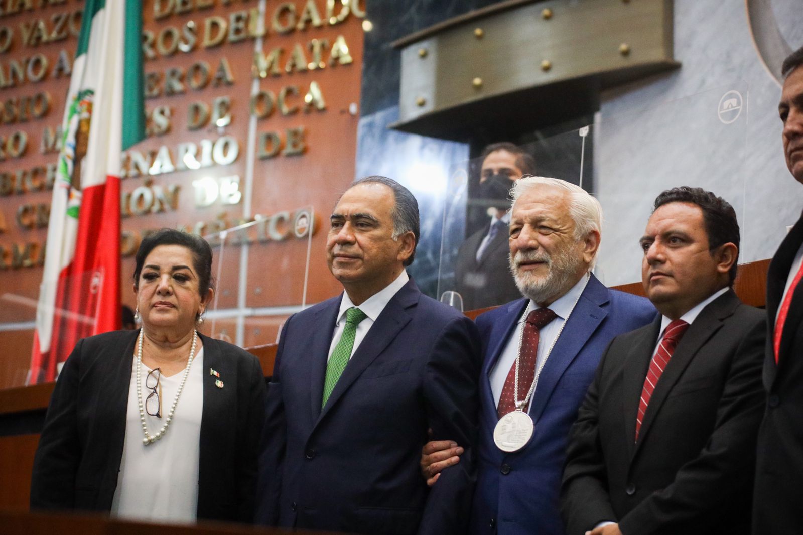 Acude Astudillo a entrega de presea Sentimientos de la Nación al Doctor López Betancourt