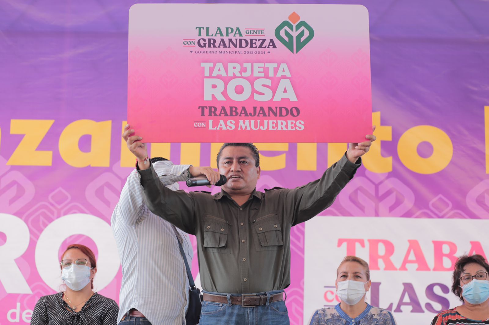 Entrega Solano 3 mil 500 «tarjetas rosas» a mujeres de Tlapa