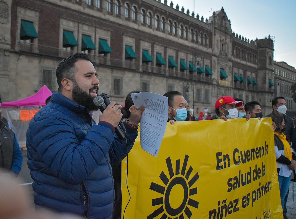 Protesta PRD en Palacio Nacional porque la SSA se niega a aplicar vacunas anti-COVID a menores