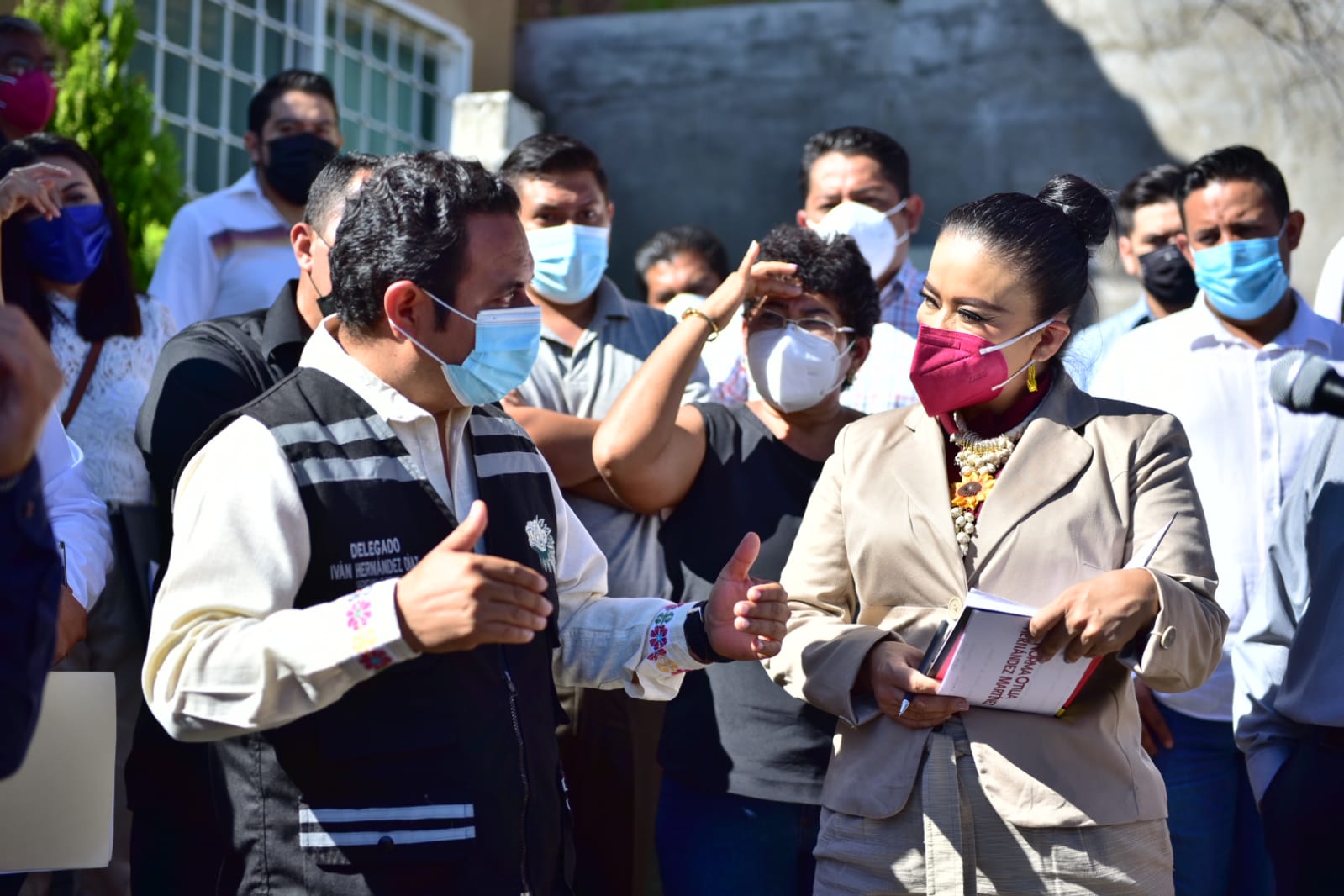 Visita Norma Otilia Hernández fraccionamiento Nueva Era para supervisar daños en edificio y viviendas