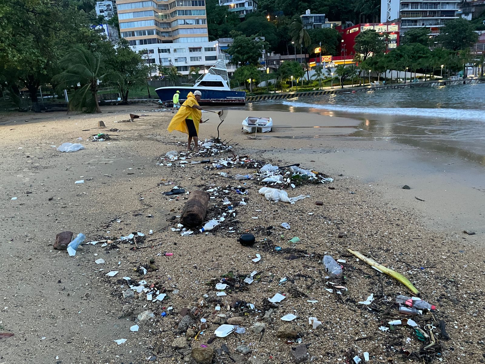Retiran más de 77 toneladas de basura de playas de Acapulco