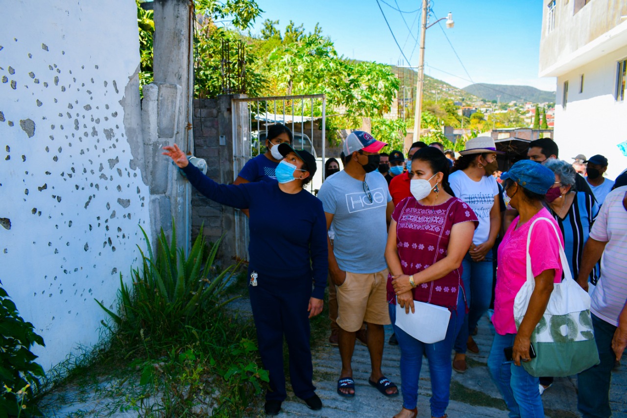Visita Norma Otilia Hernández colonia Tlacaelle, zona afectada por falla geológica
