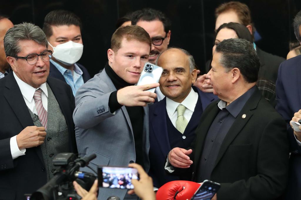 Participa Añorve en recibimiento del «Canelo» Álvarez en el Senado
