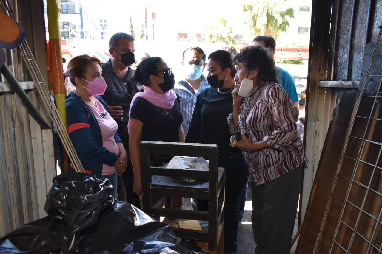 Atiende Norma Otilia Hernández a afectados por incendio en mercado de Chilpancingo