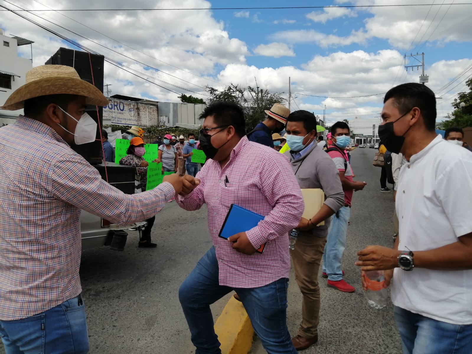 Atiende diputado Masedonio Mendoza a inconformes del Cectyeg