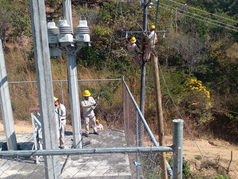 Después de casi seis meses, CFE reconecta energía eléctrica en sistemas de Mochitlán y Acahuizotla