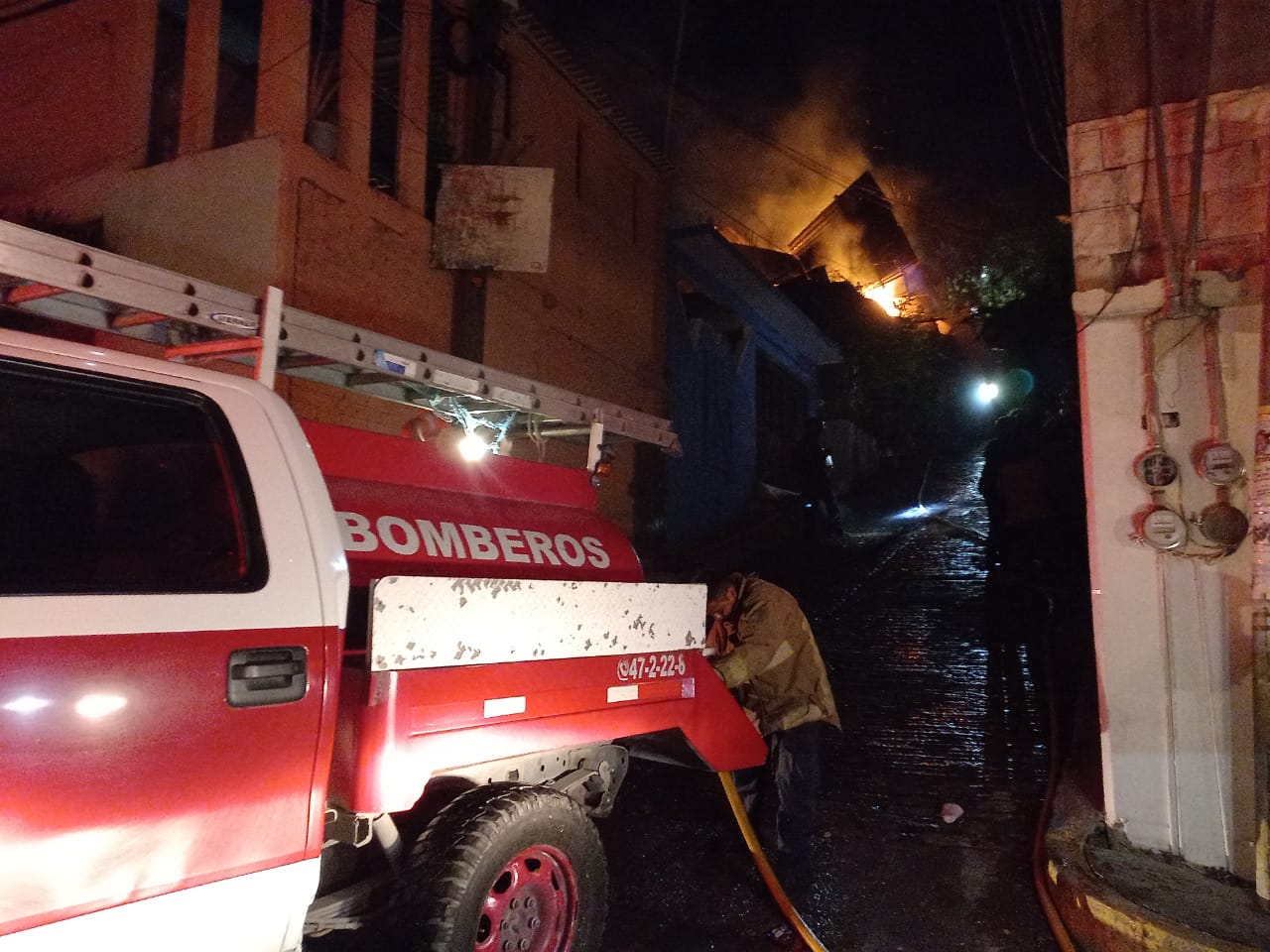 Autoridades municipales y estatales controlan incendio en la Colonia Izazaga