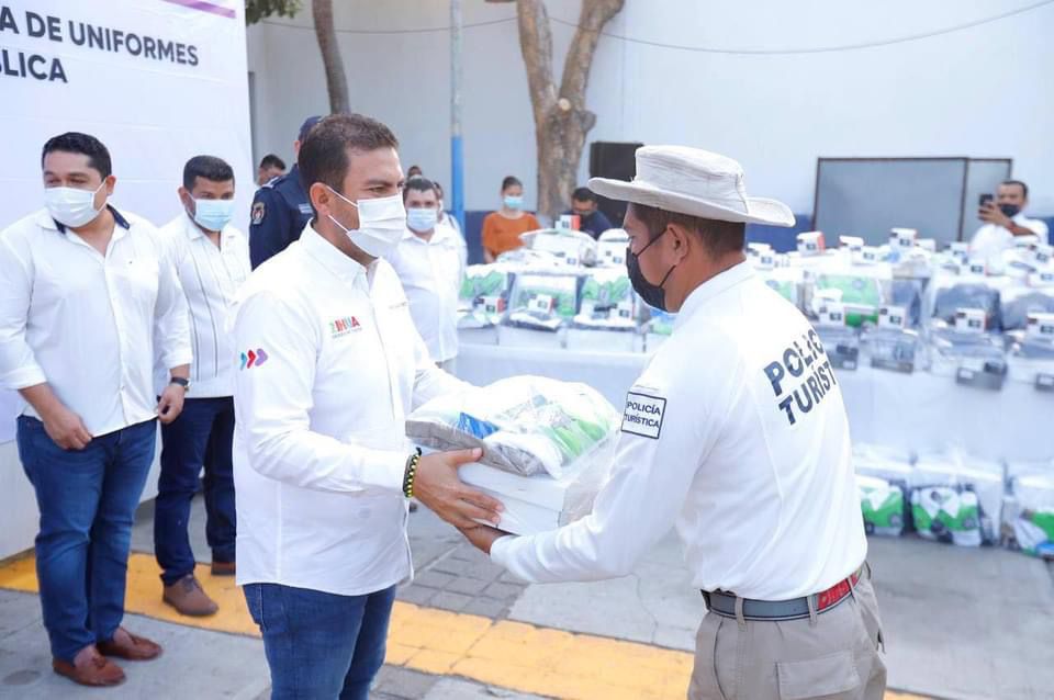 Reconoce Jorge Sánchez a policias de Zihuatanejo y entrega uniformes y equipo