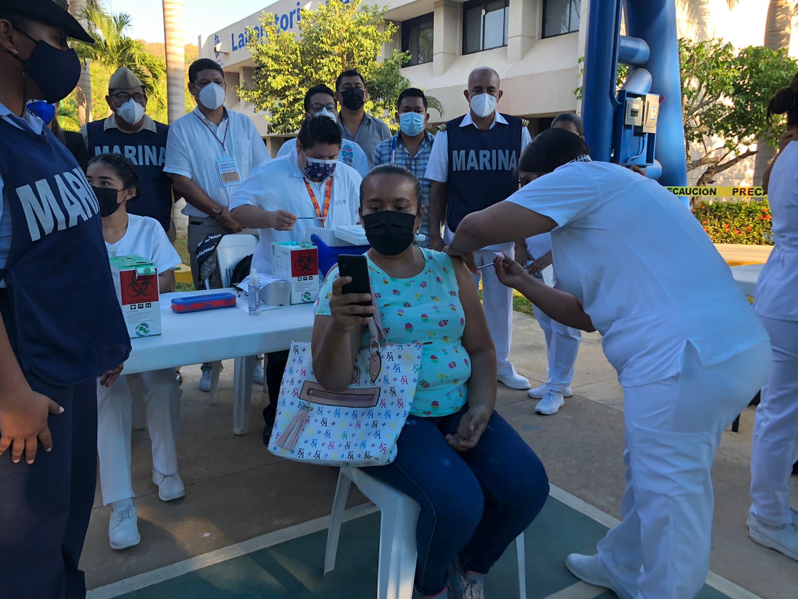 Inicia vacunación de más de 70 mil trabajadores del sector educativo en Guerrero