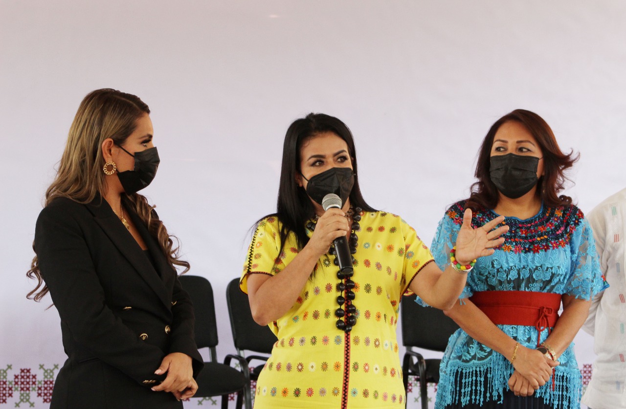 Plantea Norma Otilia Hernández a CFE convenio para pagar deuda histórica de Capach