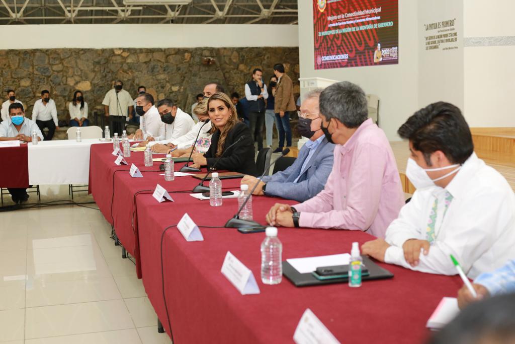 Presenta Evelyn Salgado a alcaldes de la Montaña el programa de pavimentación de caminos artesanales