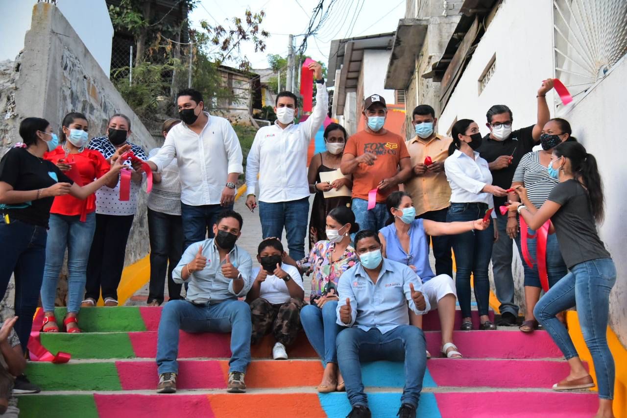 Inaugura Jorge Sánchez más obras en colonias de Zihuatanejo
