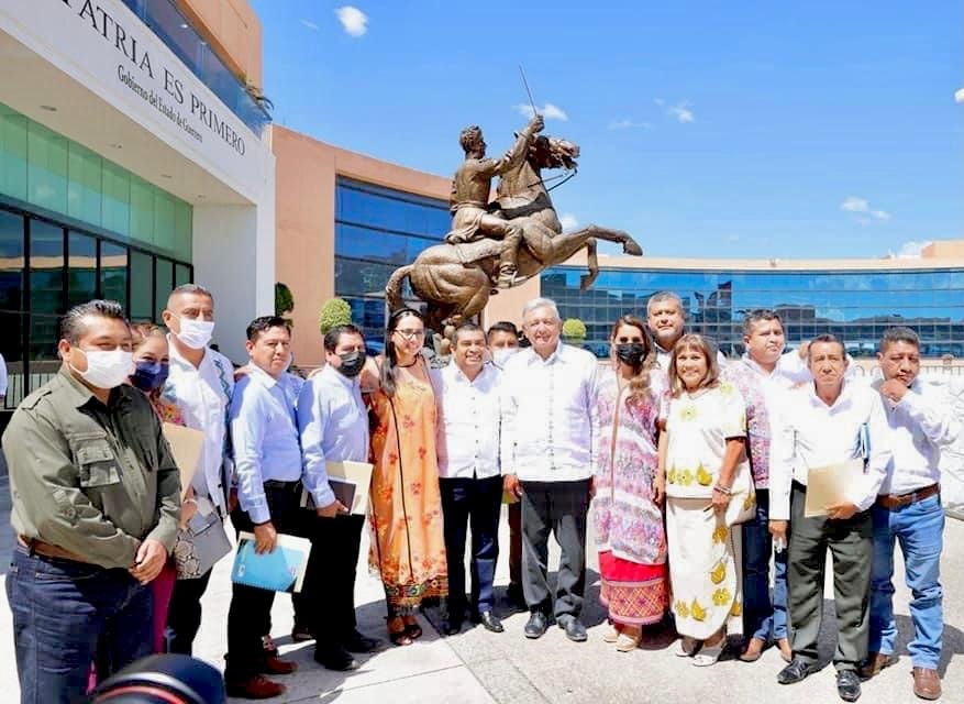 Acude Gilberto Solano, alcalde de Tlapa a reunión con el presideente López Obrador