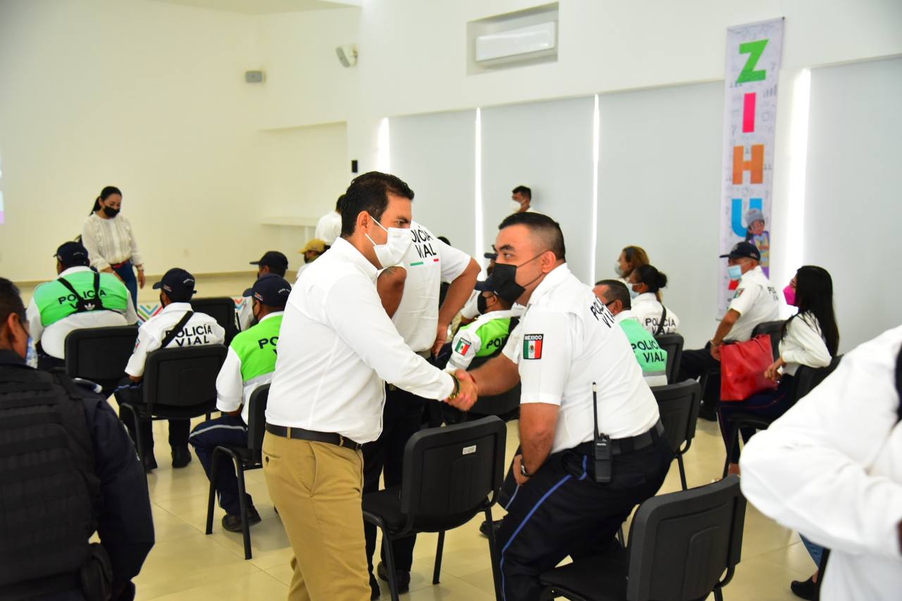 Policías de Zihuatanejo reciben capacitación sobre seguridad a las mujeres