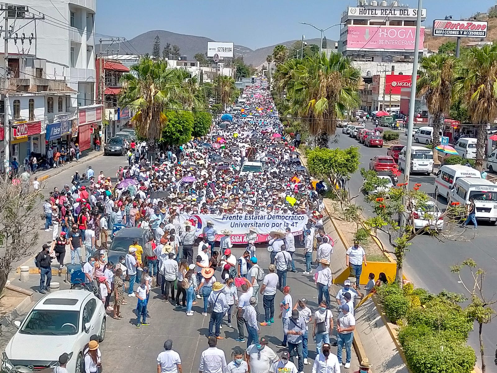 Marchan más de 7 mil universitarios para que #SigaAMLO
