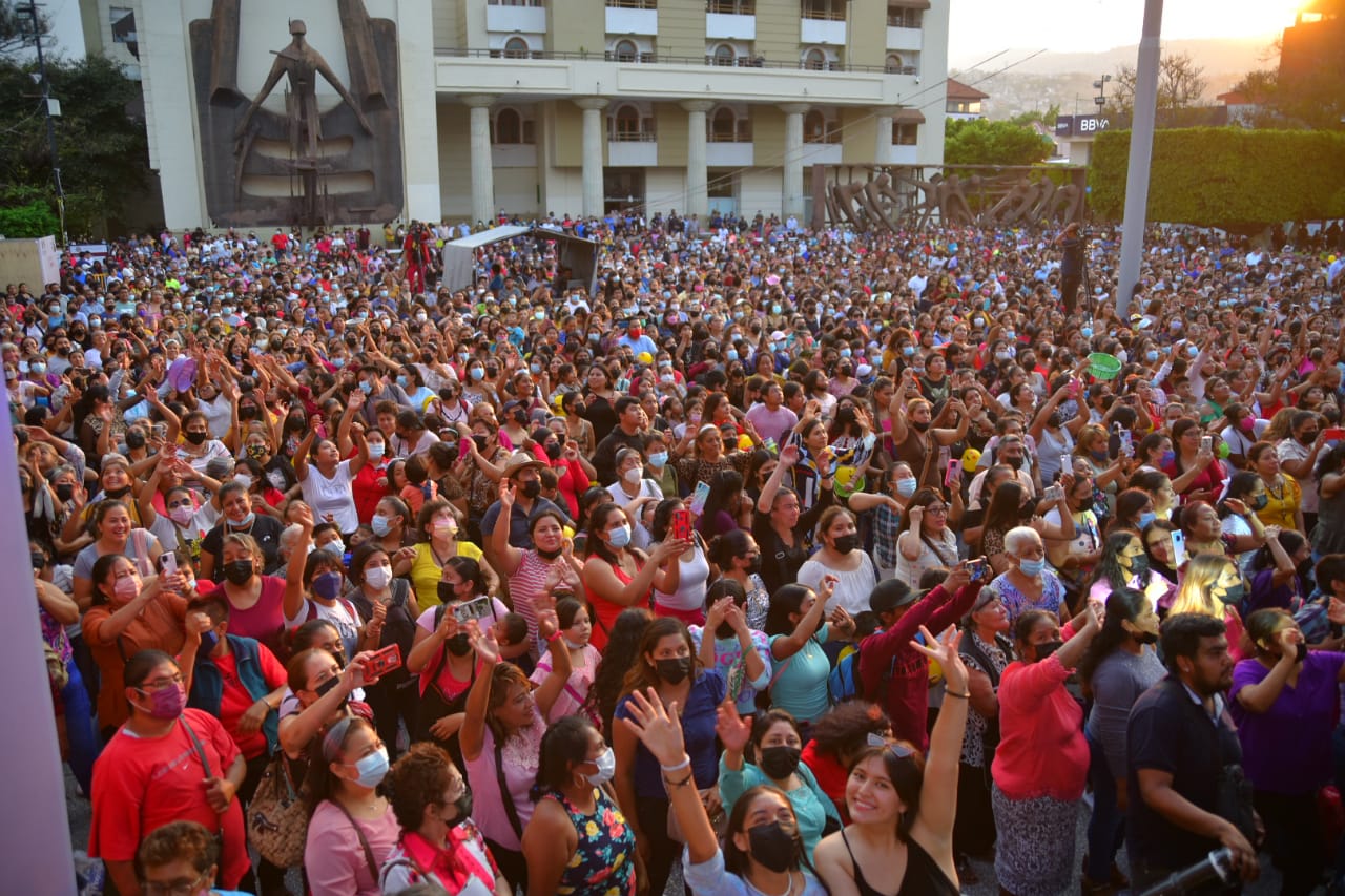 Festeja Ayuntamiento de Chilpancingo a las mamás con verbena popular