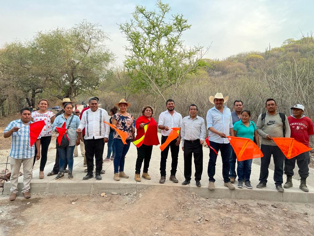 Supervisa Jiménez Montiel pavimentación de caminos artesanales en la Montaña