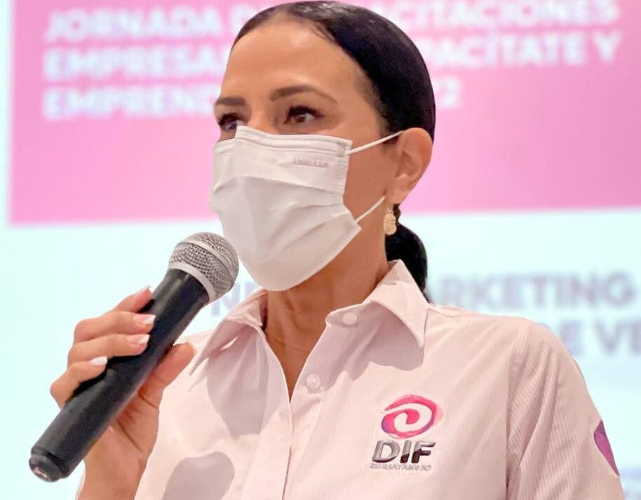 Lizette Tapia felicita a estudiantes por capacitarse para proceso de emprendimiento