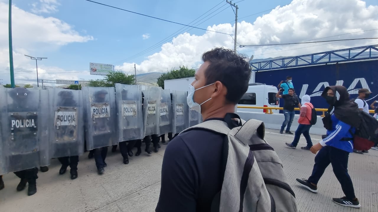 Evitan antimotines bloqueo de egresados de Ayotzinapa en Parador del Marqués
