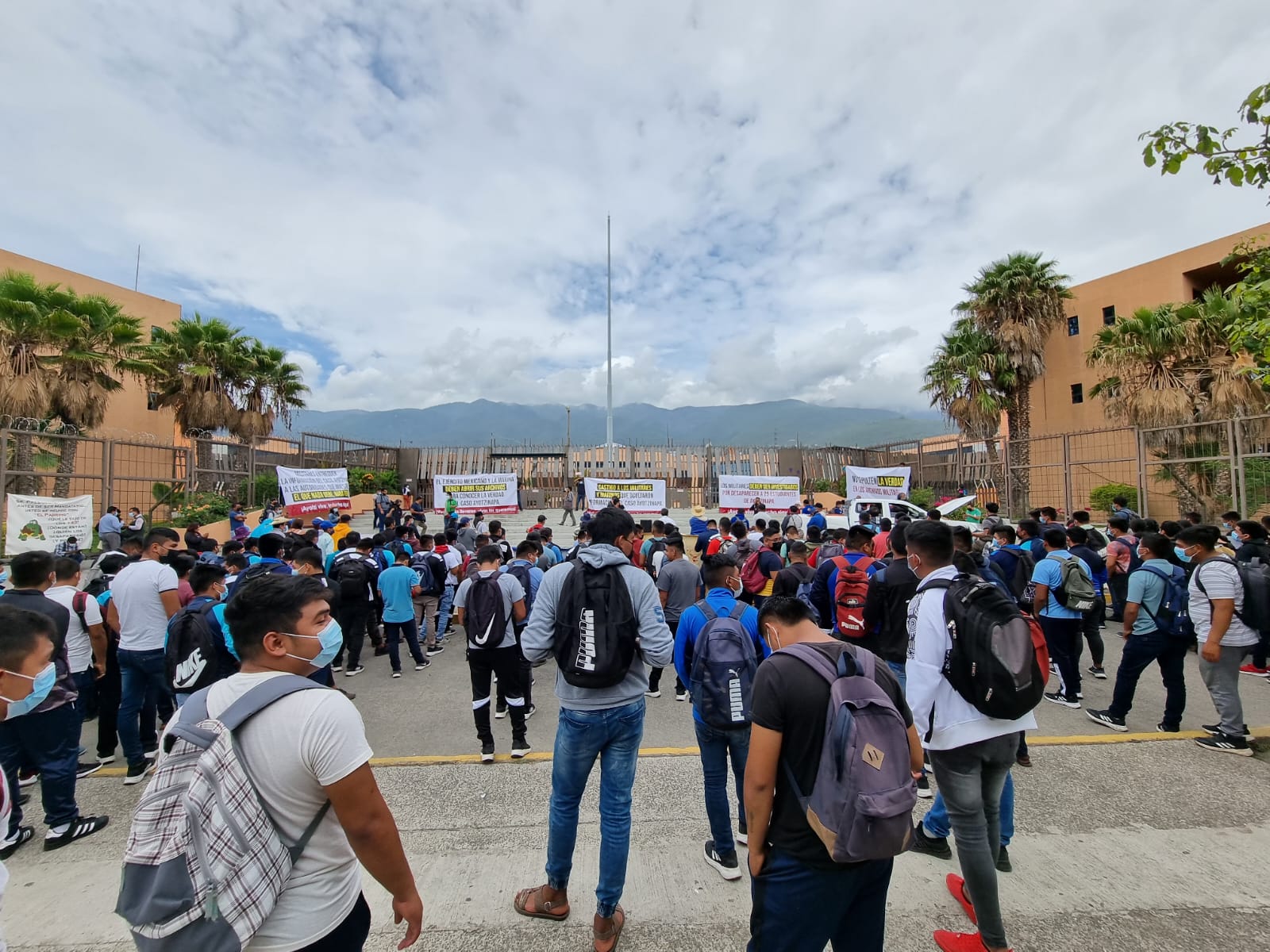 Nueva protesta de familiares de los 43 y normalistas de Ayotzinapa