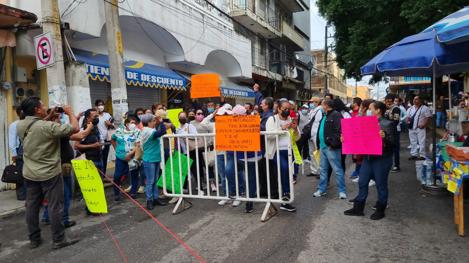 Sindicato de Bachilleres lleva protesta a oficina de Finanzas