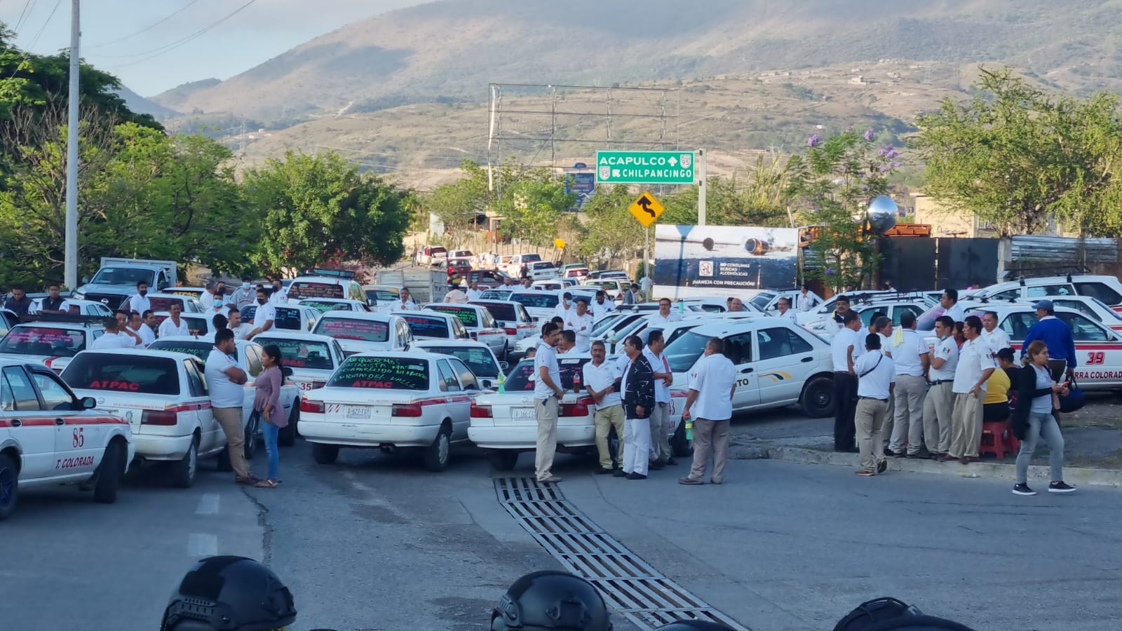 Transportistas bloquean la Autopista del Sol para exigir seguridad