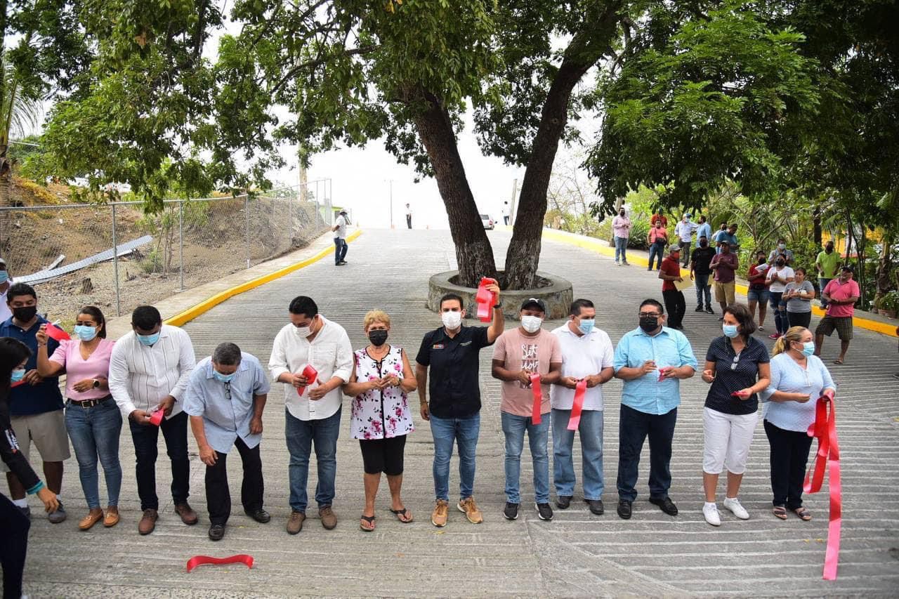 Inaugura Jorge Sánchez más pavimentaciones en Zihuatanejo