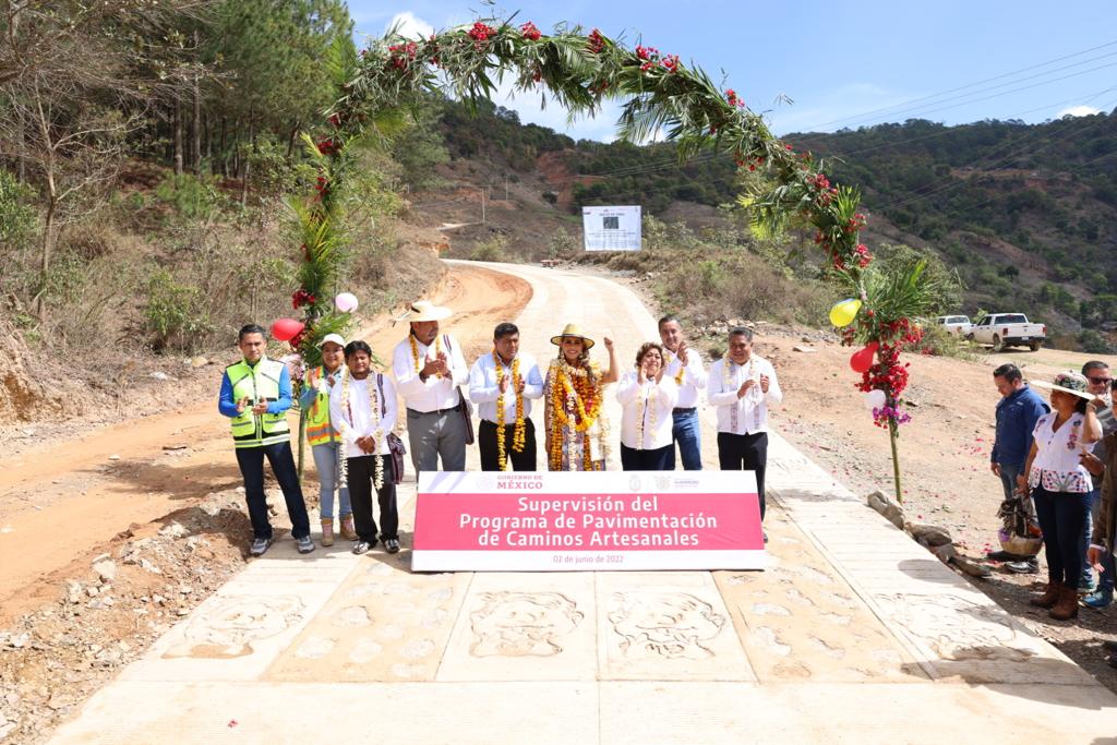 Supervisa Evelyn Salgado pavimentación artesanal de caminos en La Montaña