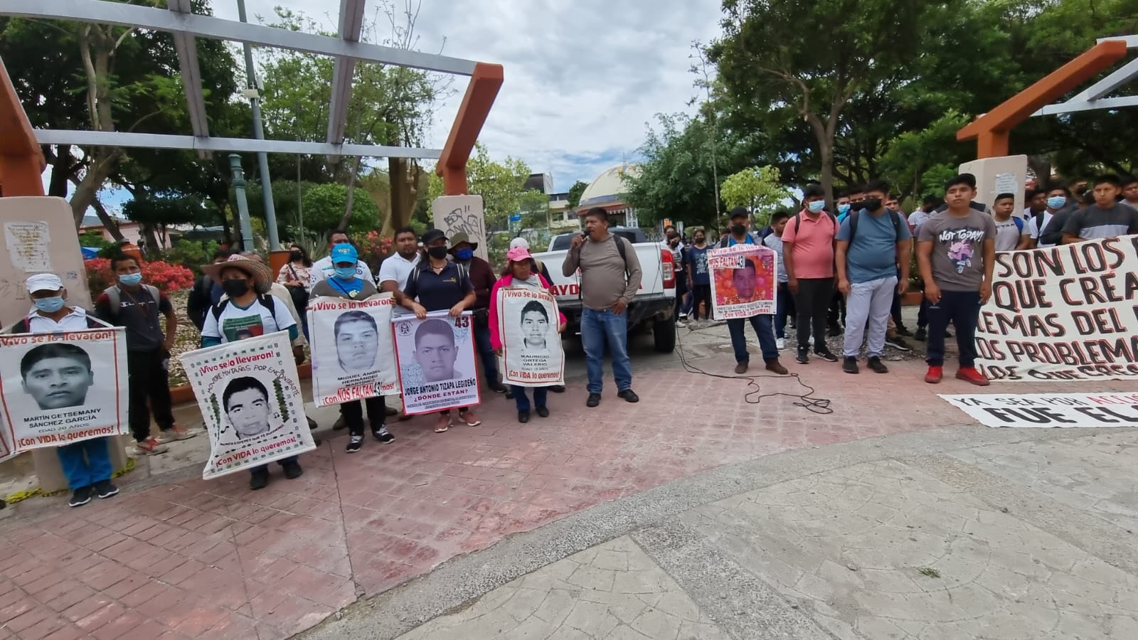 Cuestiona Ayotzinapa a AMLO por falta resultados sobre los 43