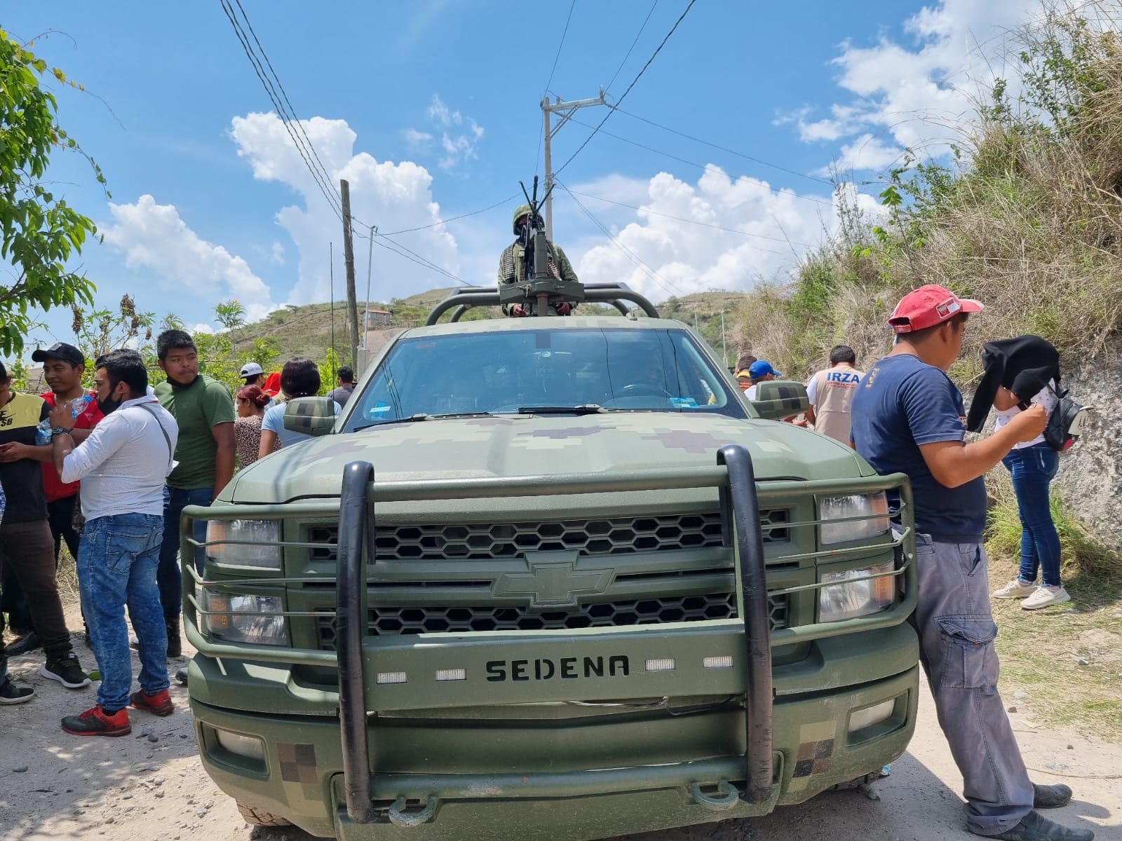 Retienen a militares en Petaquillas