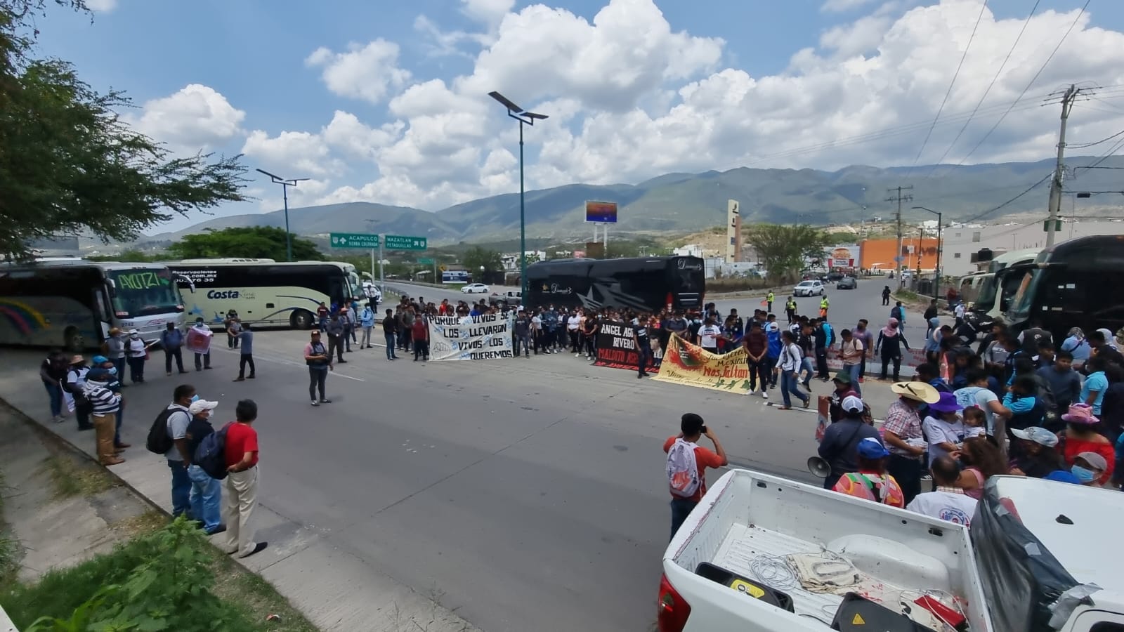 Normalistas en Autopista del Sol: hacen misa y… ¡roban autobuses!